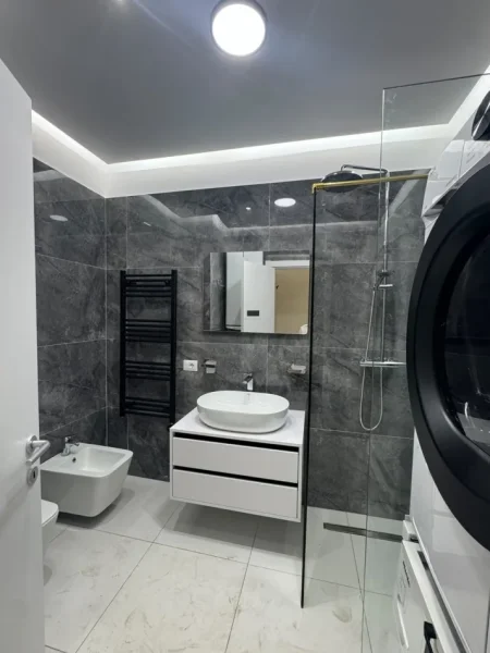 Tirane, shitet apartament 3+1 Kati 4, 142 m² 314.000 € (Laprake)