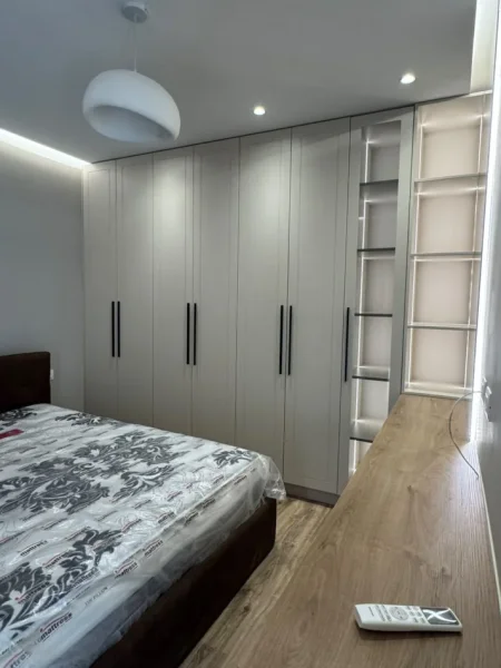 Tirane, jepet me qera apartament 1+1 Kati 4, 73 m² 750 € (Laprake)