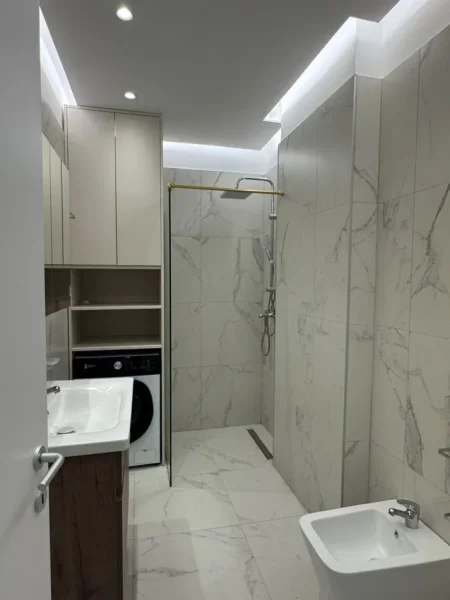 Tirane, jepet me qera apartament 1+1 Kati 4, 73 m² 750 € (Laprake)