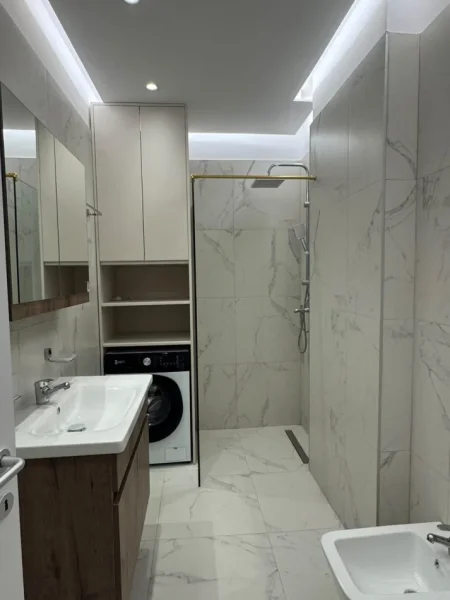 Tirane, jepet me qera apartament 1+1 Kati 4, 73 m² 750 € (Laprake)
