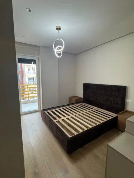 Tirane, jepet me qera apartament 1+1 Kati 3, 66 m² 650 € (Laprake)