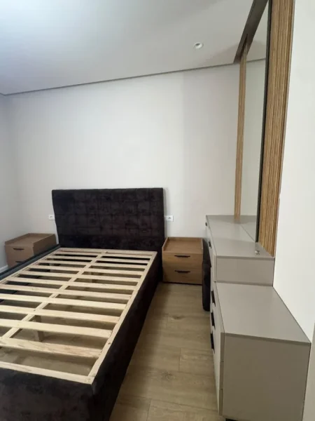 Tirane, jepet me qera apartament 1+1 Kati 3, 66 m² 650 € (Laprake)