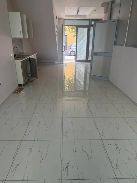 Tirane, jepet me qera ambjent biznesi Kati 1, 78 m² 1.200 € (Rruga e Dibrës)