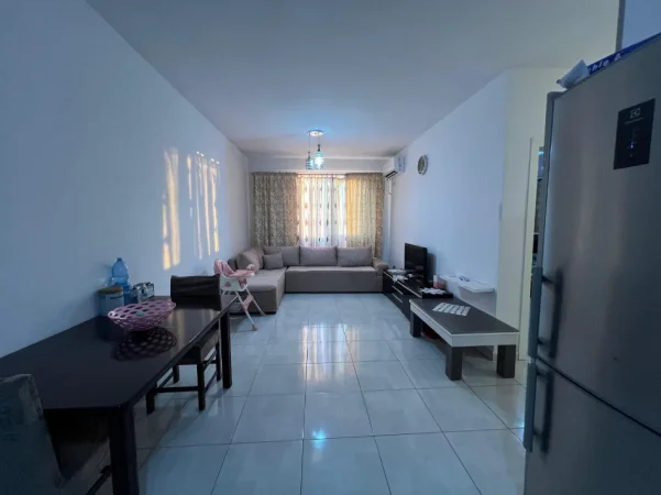 Tirane, jepet me qera apartament 2+1+Aneks+Ballkon Kati 4, 450 € (fresku)
