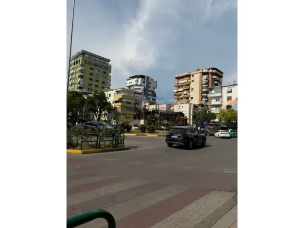 Tirane, shitet apartament 1+1+Ballkon Kati 2, 117 m² 250.000 € (Sheshi Willson)
