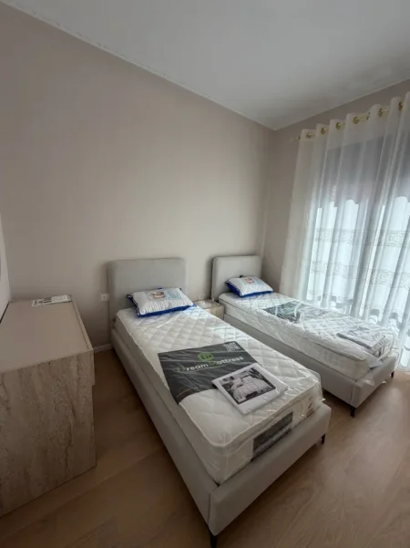 Tirane, jepet me qera apartament 2+1+Ballkon Kati 4, 114 m² 1.300 € (Kompleksi Delijorgji)