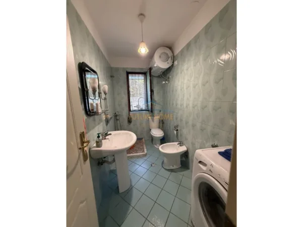 Tirane, shitet apartament 3+1+Ballkon Kati 1, 93 m² (Ali Demi)