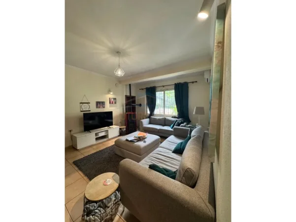 Tirane, jepet me qera Vile Vile 3 Katshe , 406 m² 2.000 € (Kodra e Priftit)