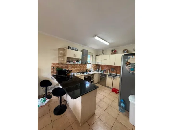 Tirane, jepet me qera Vile Vile 3 Katshe , 406 m² 2.000 € (Kodra e Priftit)