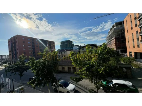 Tirane, jepet me qera ambjent biznesi Kati 1, 141 m² 1.000 € (Paskuqan)