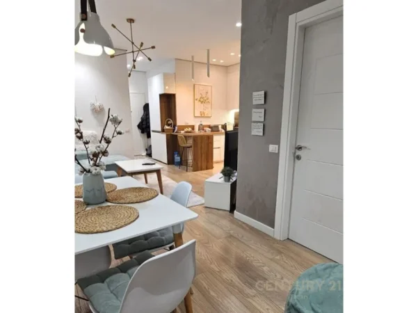 Tirane, jepet me qera apartament 1+1+Ballkon Kati 1, 60 m² 650 € (kopshti botanik)