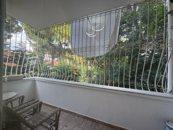 Tirane, jepet me qera apartament 2+1+Ballkon Kati 2, 150 m² 650 € (vasil shanto)