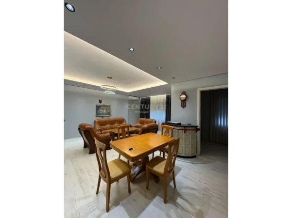 Tirane, jepet me qera apartament 2+1+Ballkon Kati 2, 150 m² 650 € (vasil shanto)