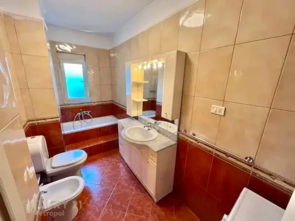 Tirane, jepet me qera apartament 2+1+Ballkon Kati 11, 118 m² 1.000 € (stadiumi air albania)