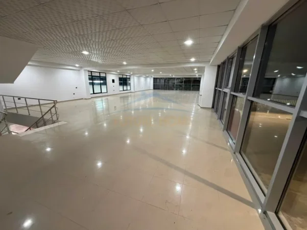 Tirane, jepet me qera magazine Kati 0, 2.700 m² 6.500 € (Fushe Preze)