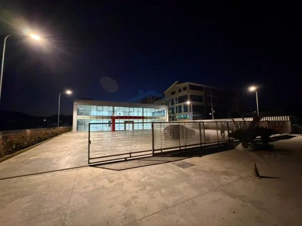 Tirane, jepet me qera magazine Kati 0, 2.700 m² 6.500 € (Fushe Preze)