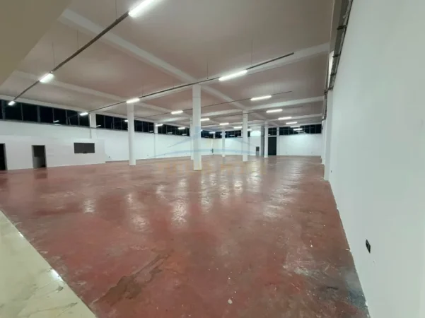 Tirane, jepet me qera magazine Kati 0, 2.700 m² 6.500 € (Fushe Preze)