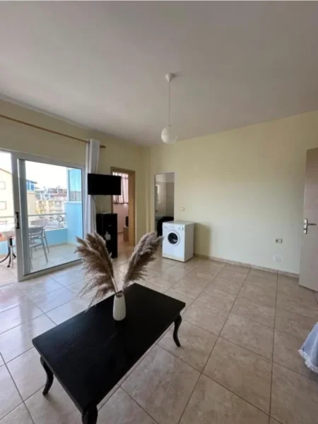 Sarande, jepet me qera nga Pronari, pa-komision apartament 1+1+Ballkon Kati 3, 70 m² 350 €