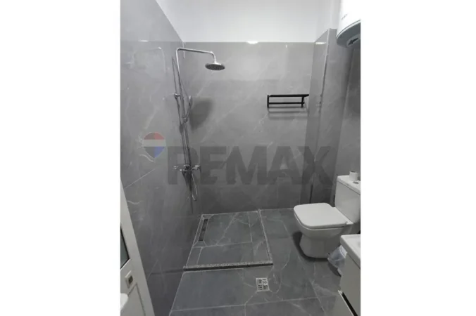 Tirane, jepet me qera apartament 2+1 Kati 4, 93 m² 750 € (Brryli)