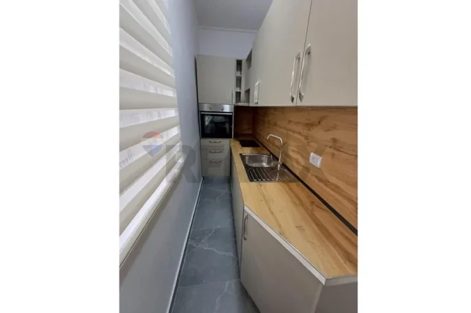 Tirane, jepet me qera apartament 2+1 Kati 4, 93 m² 750 € (Brryli)