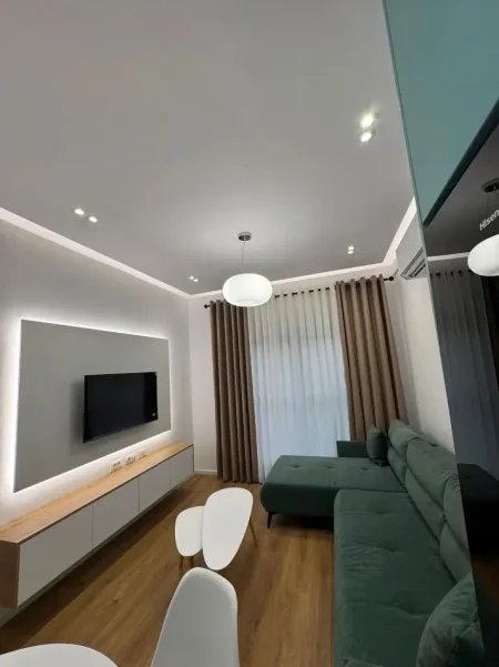 Tirane, jepet me qera apartament 1+1 Kati 4, 50 m² 500 € (Ali Demi/ Kompleksi Kadiu)