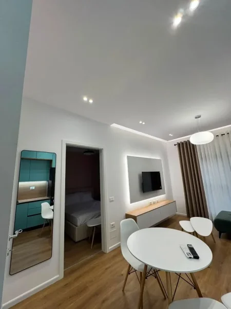 Tirane, jepet me qera apartament 1+1 Kati 4, 50 m² 500 € (Ali Demi/ Kompleksi Kadiu)