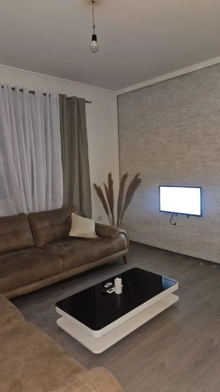 Tirane, jepet me qera apartament 1+1 Kati 4, 65 m² 600 € (Ish-Parku i Autobusave.)