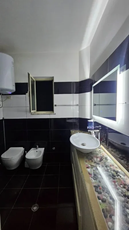Tirane, jepet me qera apartament 1+1 Kati 4, 65 m² 600 € (Ish-Parku i Autobusave.)