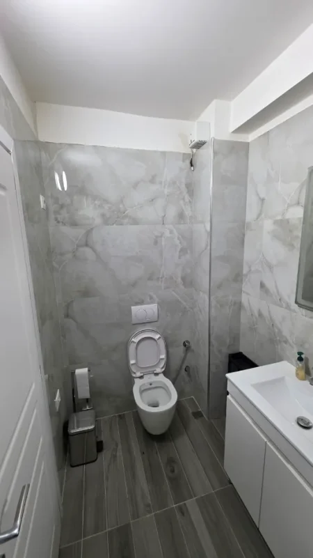 Tirane, jepet me qera apartament 1+1 Kati 6, 600 € (Mine Peza tek rruga e prokurorise)