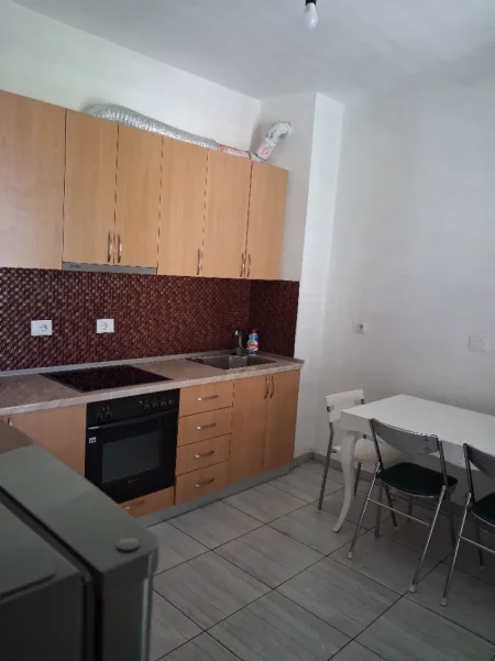 Tirane, jepet me qera apartament 2+1+Aneks+Ballkon Kati 2, 110 m² 480 € (Rruga Njazi Meka)