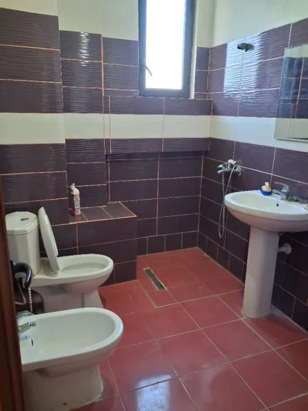 Tirane, jepet me qera apartament 2+1+Aneks+Ballkon Kati 2, 110 m² 480 € (Rruga Njazi Meka)