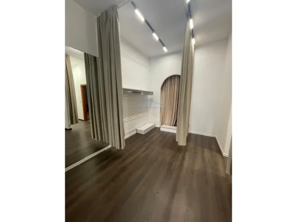 Tirane, jepet me qera dyqan Kati 0, 52 m² 500 € 