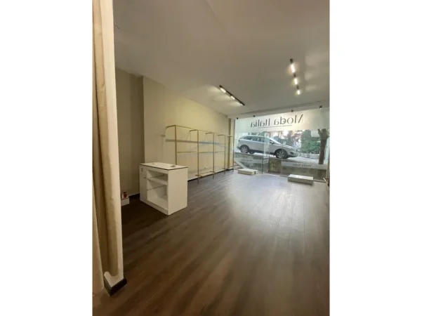 Tirane, jepet me qera dyqan Kati 0, 52 m² 500 € 