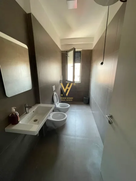Tirane, jepet me qera ambjent biznesi Kati 2, 105 m² 1.450 € (RRUGA E KAVAJES)