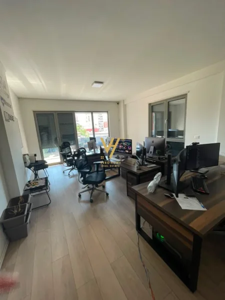 Tirane, jepet me qera ambjent biznesi Kati 2, 105 m² 1.450 € (RRUGA E KAVAJES)