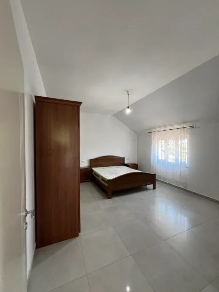 Tirane, jepet me qera shtepi 2+1+Ballkon Kati 3, 400 €