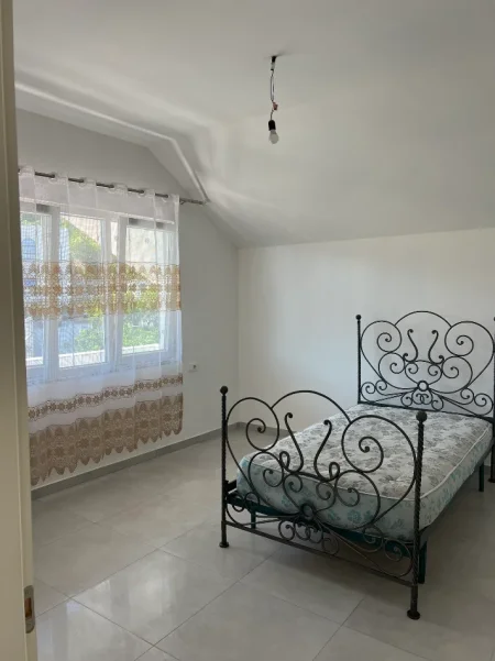 Tirane, jepet me qera shtepi 2+1+Ballkon Kati 3, 400 €