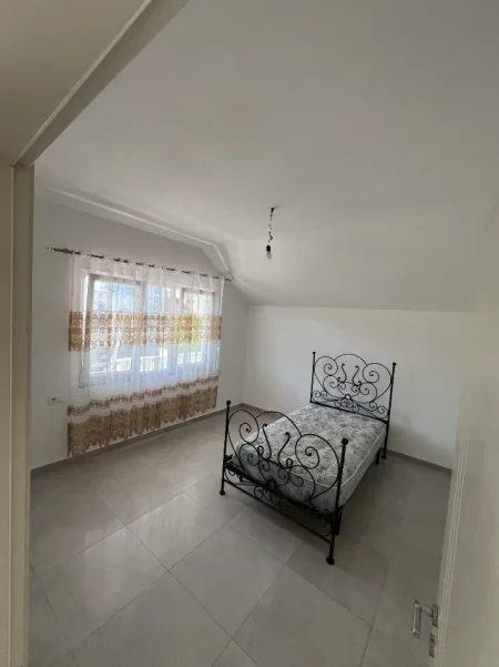 Tirane, jepet me qera shtepi 2+1+Ballkon Kati 3, 400 €