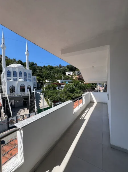 Tirane, jepet me qera shtepi 2+1+Ballkon Kati 3, 400 €
