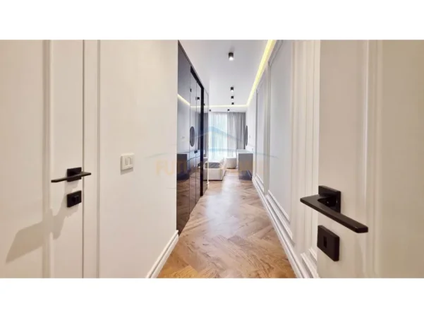 Tirane, jepet me qera apartament 3+1 Kati 9, 152 m² 1.900 €