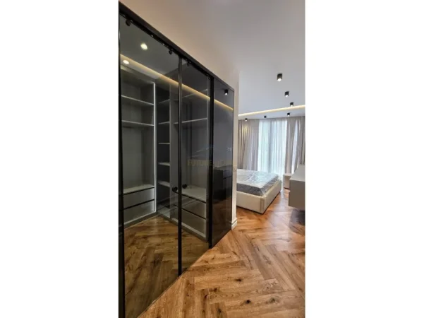 Tirane, jepet me qera apartament 3+1 Kati 9, 152 m² 1.900 €