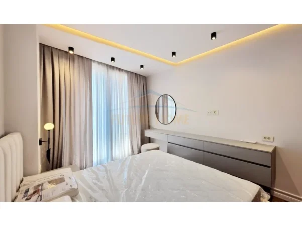 Tirane, jepet me qera apartament 3+1 Kati 9, 152 m² 1.900 €