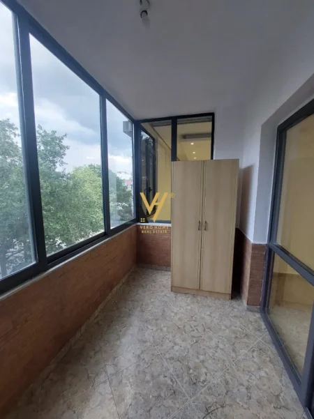 Tirane, jepet me qera apartament 3+1+Ballkon Kati 3, 120 m² 520 € (PALLATI ME SHIGJETA)