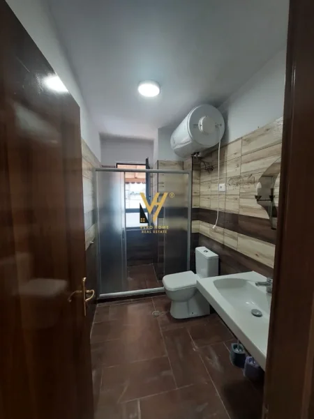Tirane, jepet me qera apartament 3+1+Ballkon Kati 3, 120 m² 520 € (PALLATI ME SHIGJETA)