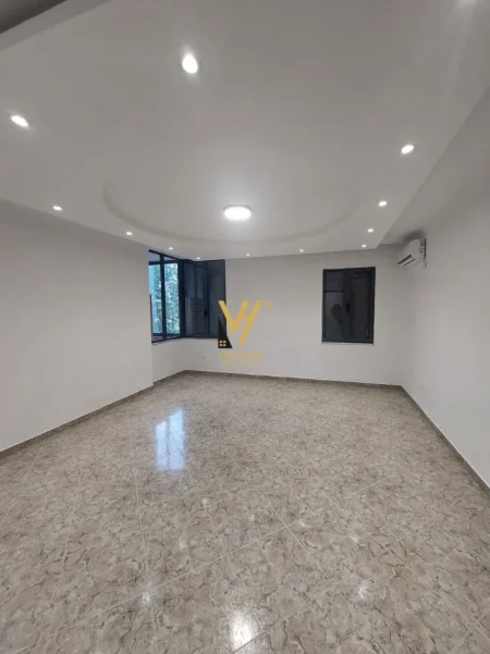 Tirane, jepet me qera apartament 3+1+Ballkon Kati 3, 120 m² 520 € (PALLATI ME SHIGJETA)