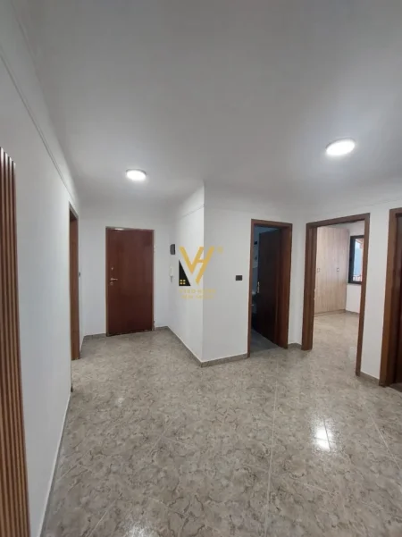 Tirane, jepet me qera apartament 3+1+Ballkon Kati 3, 120 m² 520 € (PALLATI ME SHIGJETA)