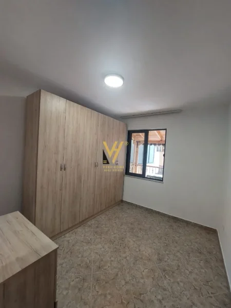 Tirane, jepet me qera apartament 3+1+Ballkon Kati 3, 120 m² 520 € (PALLATI ME SHIGJETA)