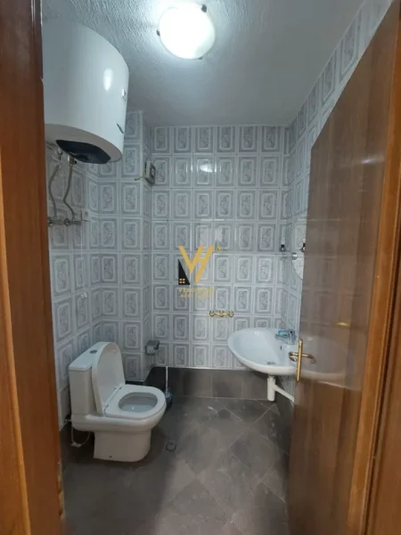 Tirane, jepet me qera apartament 3+1+Ballkon Kati 3, 120 m² 520 € (PALLATI ME SHIGJETA)