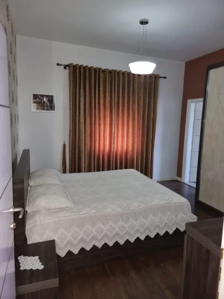 Tirane, jepet me qera apartament 3+1+Aneks+Ballkon , 700 € (ish stacioni i trenit)