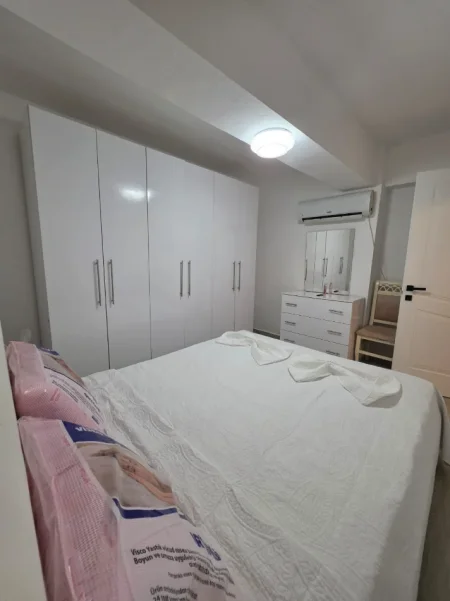 Tirane, jepet me qera apartament 2+1 Kati 1, 600 € ( i diskutueshem ) (Rruga e Durrësit, tek Hotel Colosseo)
